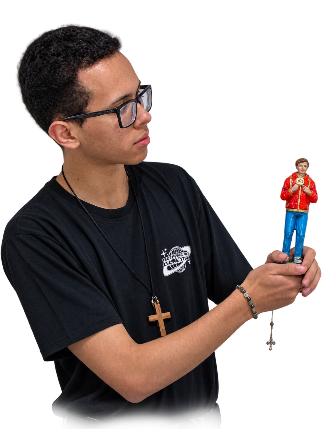Jovem segurando a imagem de São Carlo Acutis