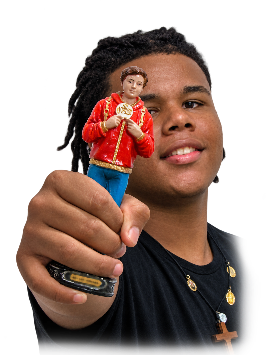 Jovem segurando a imagem de São Carlo Acutis